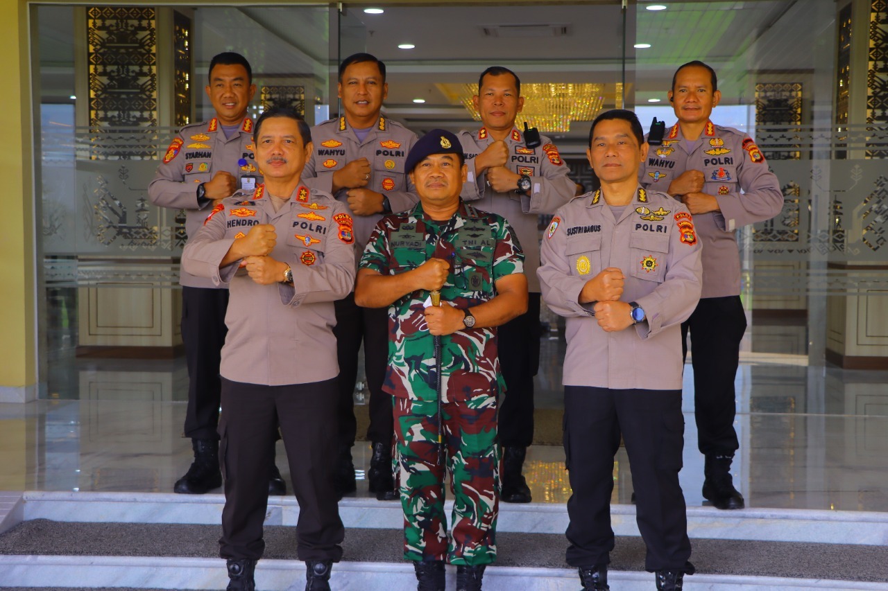 kapolda lampung terima kunjungan kerja danlanal lampung 47367