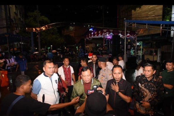 kapolda maluku sapa masyarakat yang sedang merayakan natal 52561