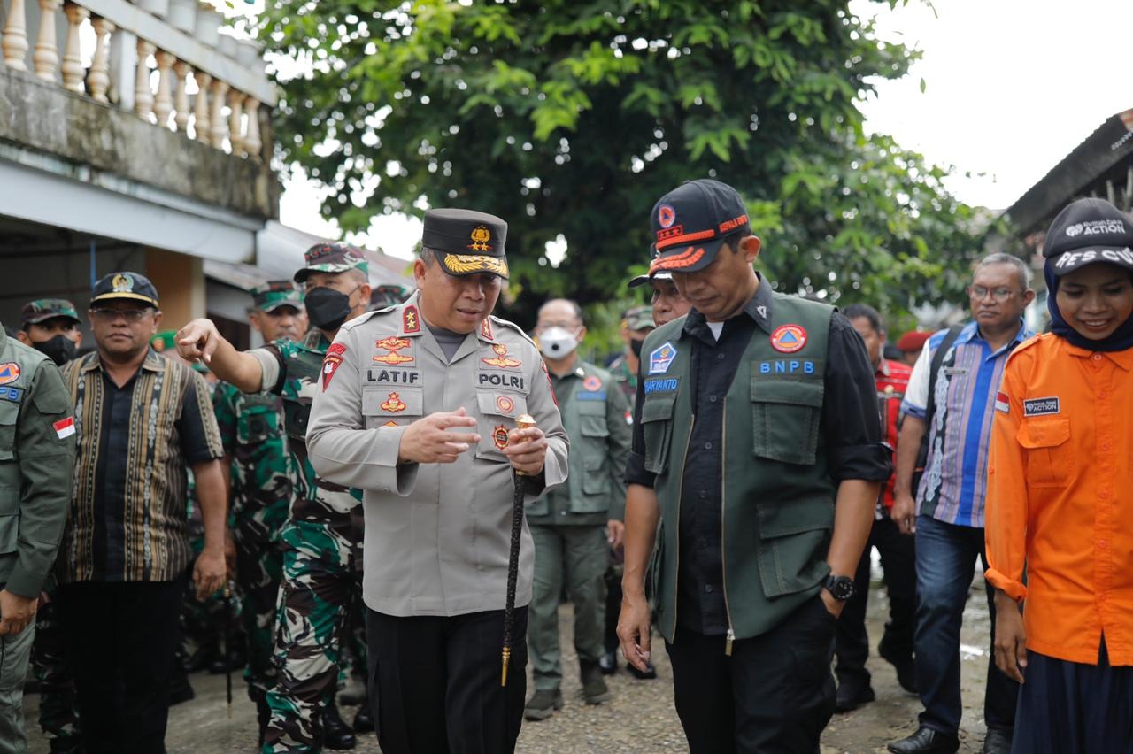 kapolda maluku tinjau bangunan rusak akibat gempa di saumlaki 53286