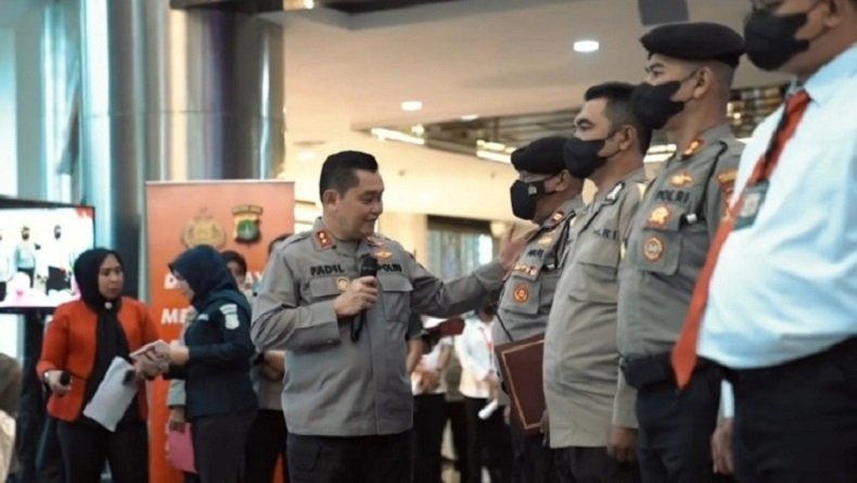 kapolda metro jaya beri penghargaan kepada anggota bhabinkamtibmas yang inspiratif 52358