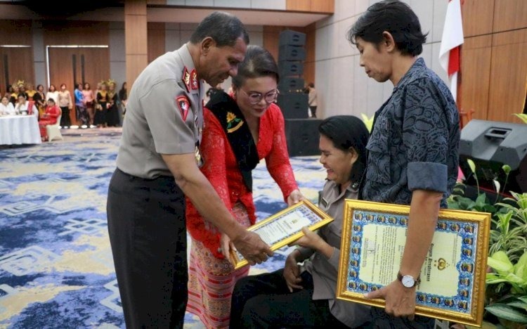 kapolda ntt berikan penghargaan kepada dua anggota polwan atas jasanya 63364