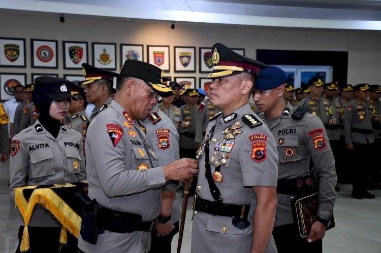 kapolda ntt pimpin upacara sertijab karorena dan dirlantas serta pelantikan karo sdm 80132