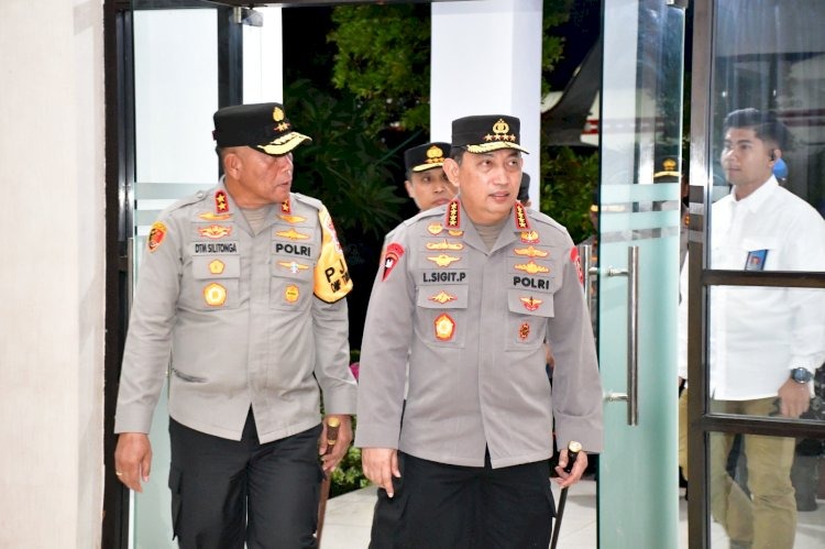 kapolda ntt sambut kedatangan kapolri dalam pengamanan kunjungan presiden ri di ntt 81552