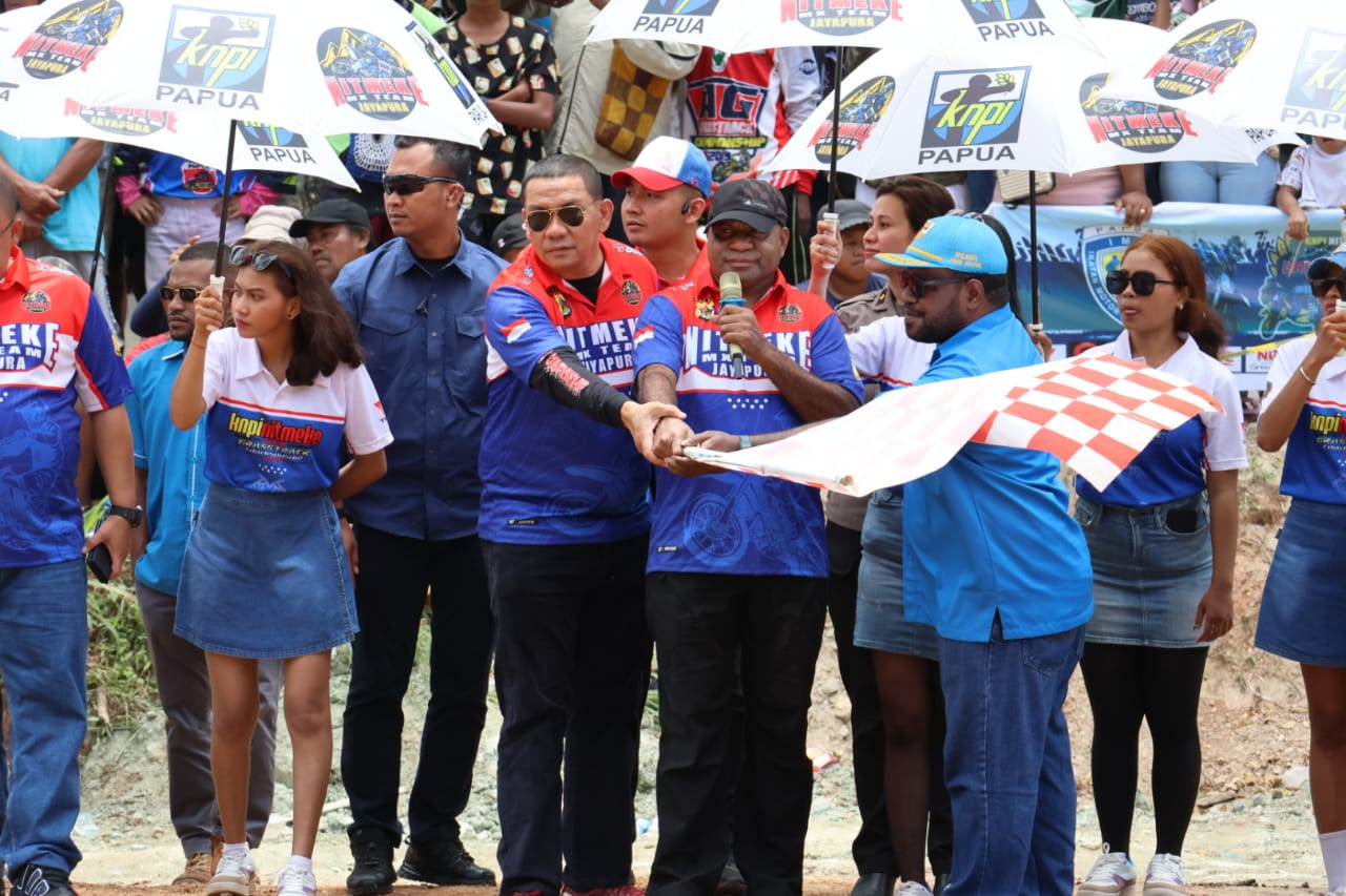 kapolda papua membuka event balap motor knpi nitmeke open grasstrack championship 2023 55802