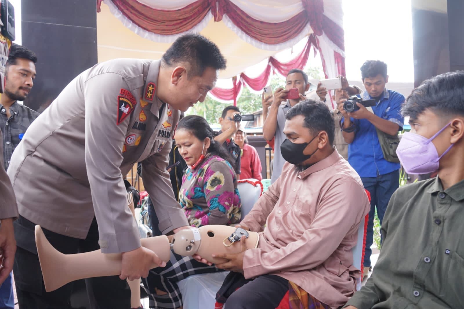 kapolda riau beri bantuan bagi penyandang disabilitas di rokan hilir 52372