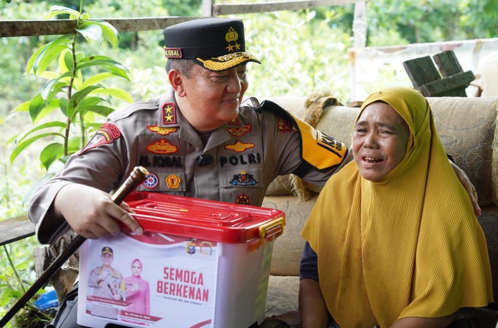 kapolda riau kunjungi warga yang sakit 68894