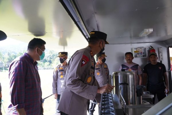 kapolda sulbar salurkan bantuan untuk warga terkena banjir di mamasa 49201 1