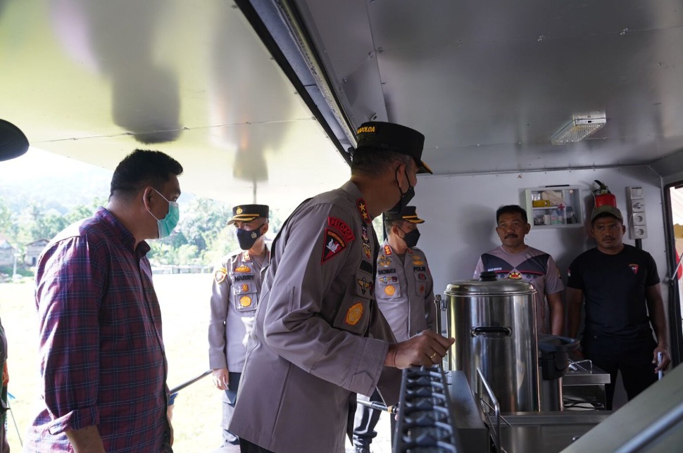 kapolda sulbar salurkan bantuan untuk warga terkena banjir di mamasa 49201