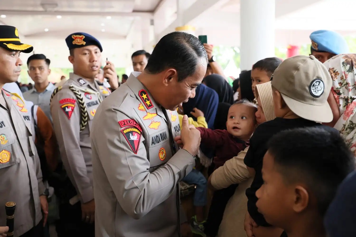 kapolda sulsel bagikan 3 400 sembako dan layanan kesehatan gratis di bone 68676 1