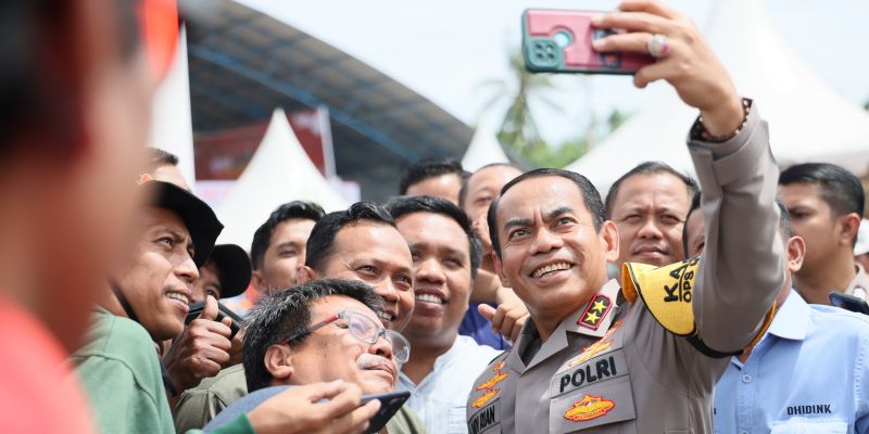 kapolda sulsel bagikan sembako hingga sidak gudang logistik kpu di kab gowa sinjai dan bulukumba 69471