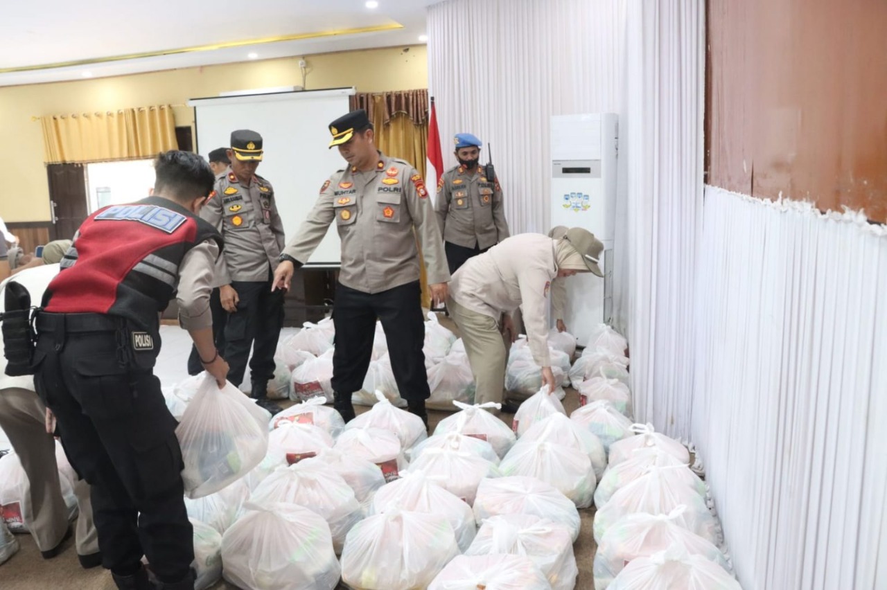 kapolda sulsel berikan bantuan kepada korban banjir di kabupaten wajo 53195