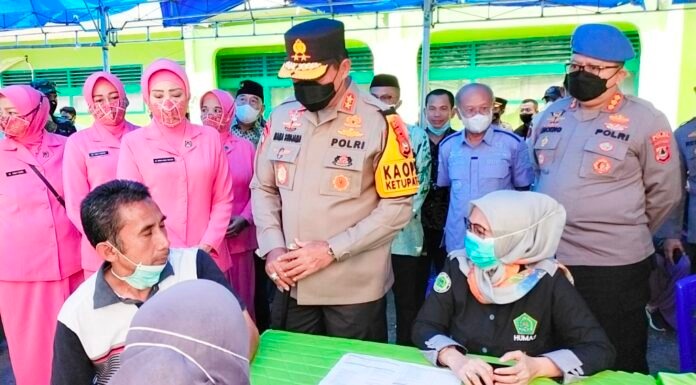 kapolda sulsel bersama bupati jeneponto pantau pelaksanaan gerakan sejuta vaksinasi 46286