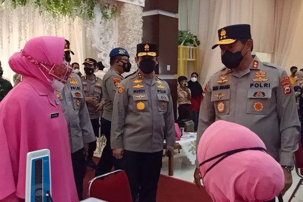 kapolda sulsel dampingi wakabaintelkam polri tinjau pelaksanaan vaksinasi serentak di gowa 21124