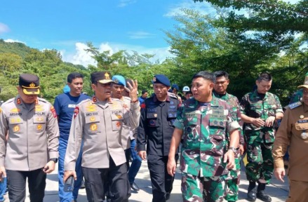 kapolda sulsel dan pangdam hasanuddin terjun langsung ke lokasi bencana luwu di pegunungan latimojong 73641