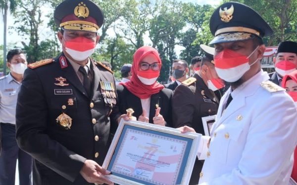 kapolda sulsel menerima penghargaan dari gubernur sulsel 49044