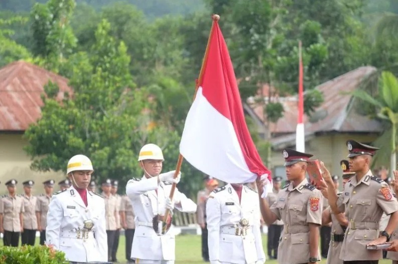 kapolda sultra minta anggota polri yang dilantik jaga sinergi dan soliditas dengan tni 48136