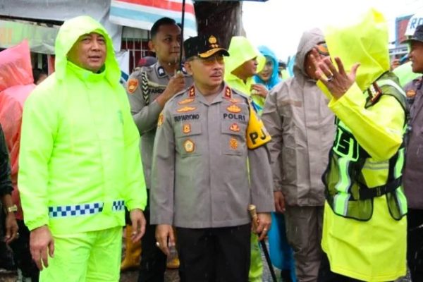 kapolda sumbar instruksikan jajaran turun tangan bantu warga yang terdampak banjir di padang 71152 1