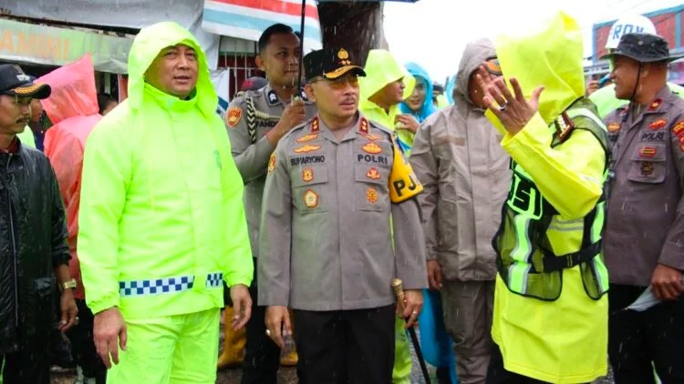 kapolda sumbar instruksikan jajaran turun tangan bantu warga yang terdampak banjir di padang 71152 1