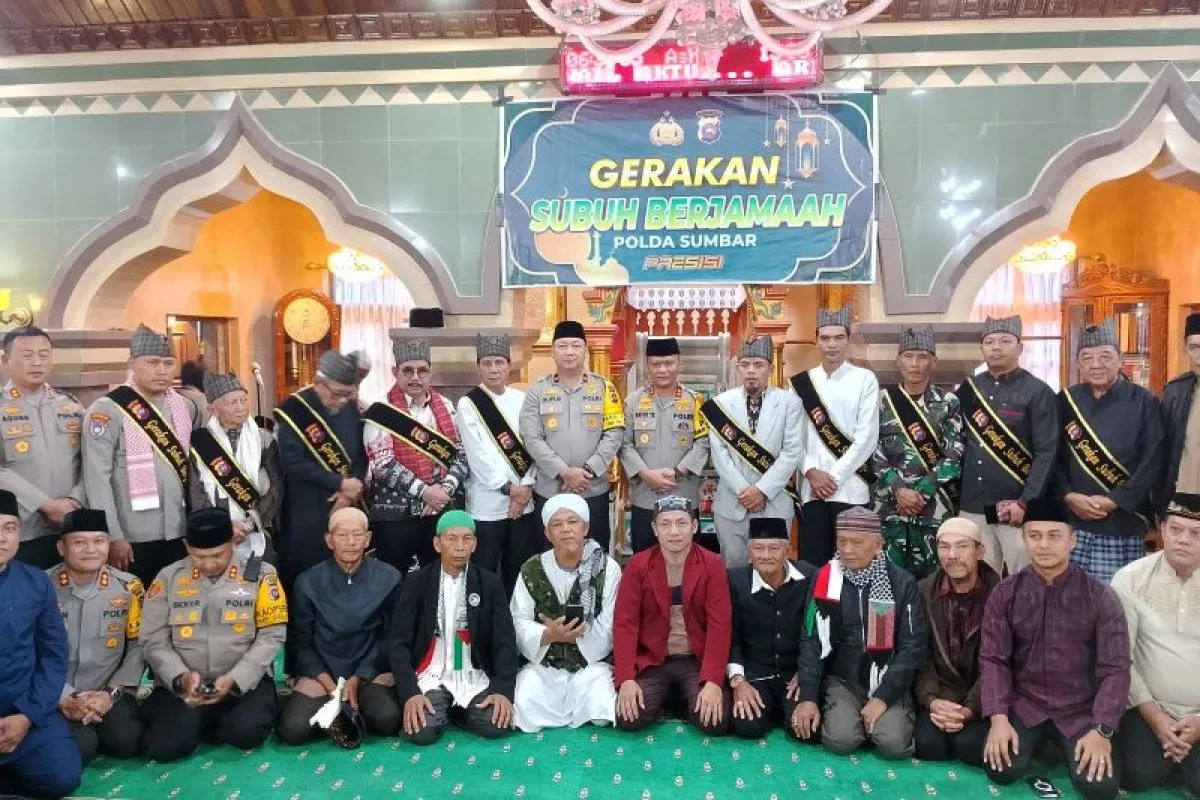 kapolda sumbar menggelar gerakan subuh berjamaah di masjid jamik taluak agam 83719