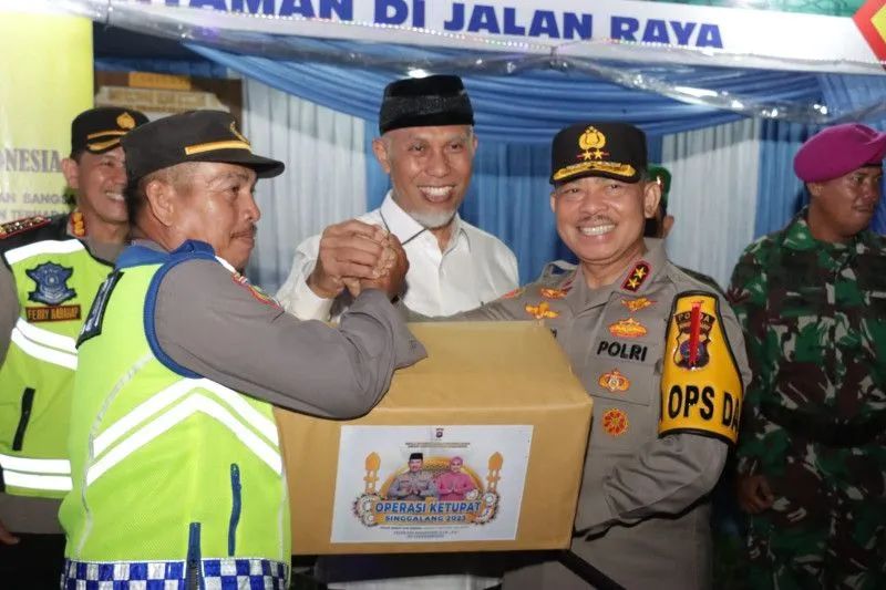 kapolda sumbar pastikan situasi malam takbiran di sumbar aman dan kondusif 57153