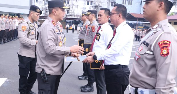 kapolda sumsel berikan penghargaan kepada personel yang selamatkan seekor hewan 56349