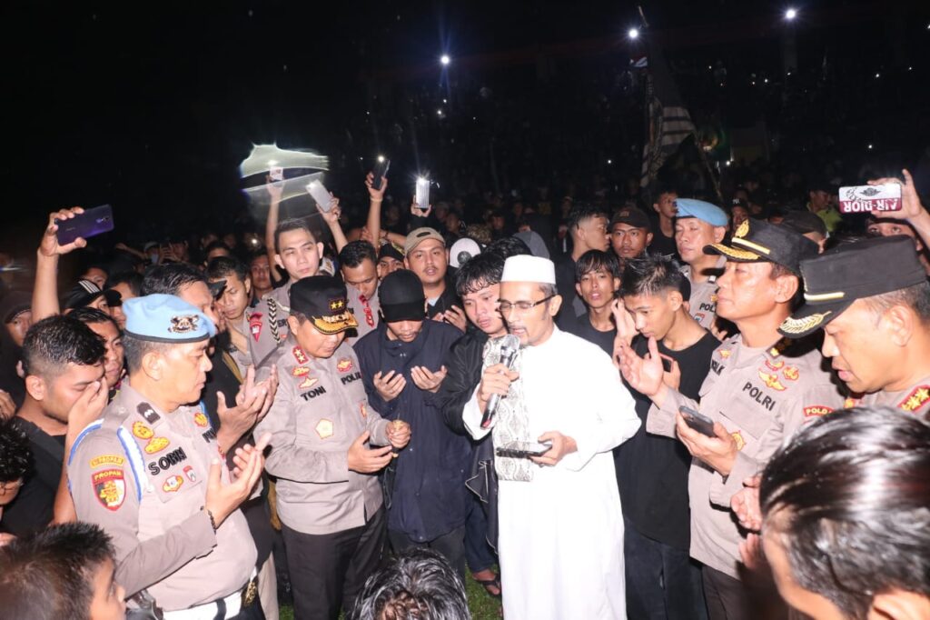 kapolda sumsel dan ribuan suporter laskar wong kito palembang gelar doa bersama untuk korban kanjuruhan 50372