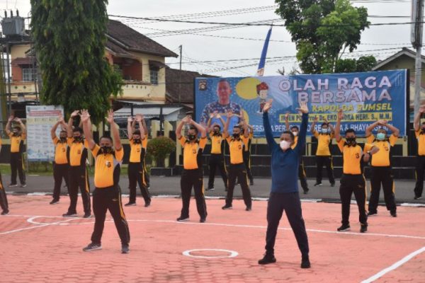 kapolda sumsel didampingi wakapolda dan pju untuk mengikuti olahraga bersama 23060