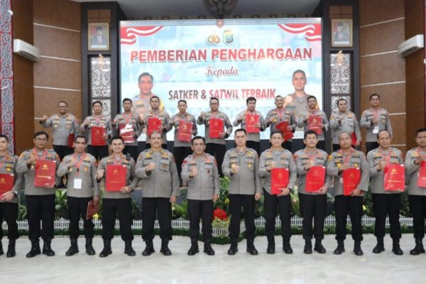 kapolda sumut beri 3 penghargaan untuk polres sergai 49323