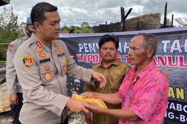 kapolda sumut beri bantuan kepada korban kebakaran di tapanuli utara 49200