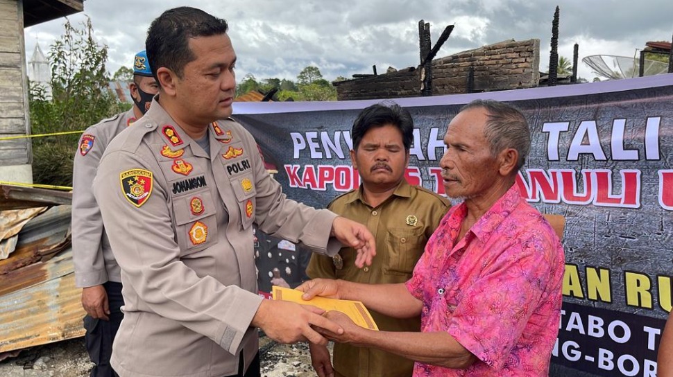 kapolda sumut beri bantuan kepada korban kebakaran di tapanuli utara 49200