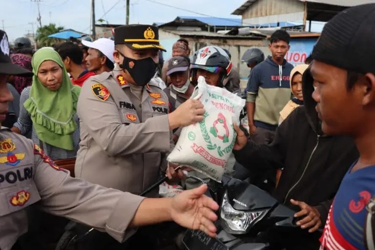kapolda sumut beri bantuan warga antusias menerima 49536