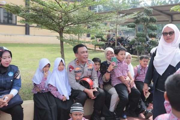 kapolda sumut terharu mendapat kunjungan siswa berkebutuhan khusus 51867