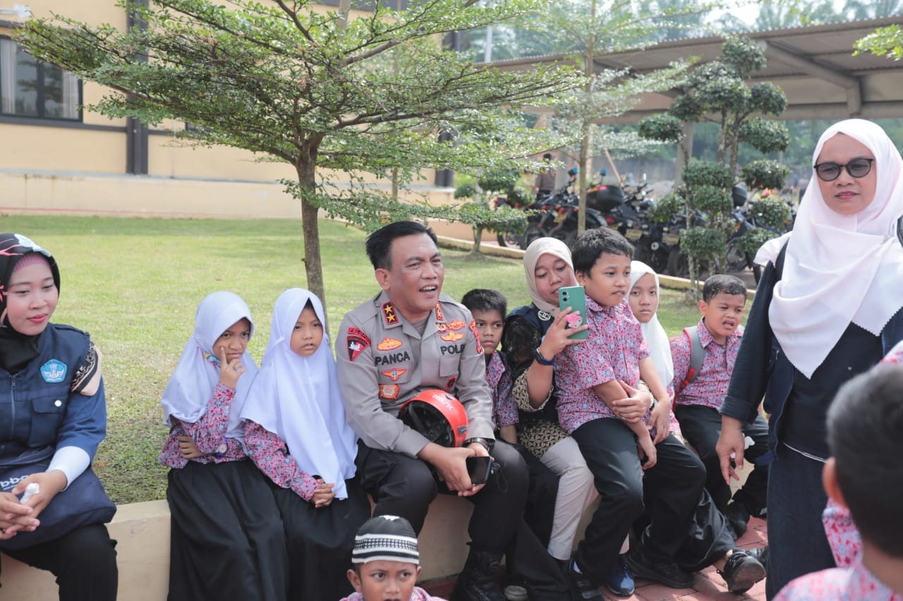 kapolda sumut terharu mendapat kunjungan siswa berkebutuhan khusus 51867
