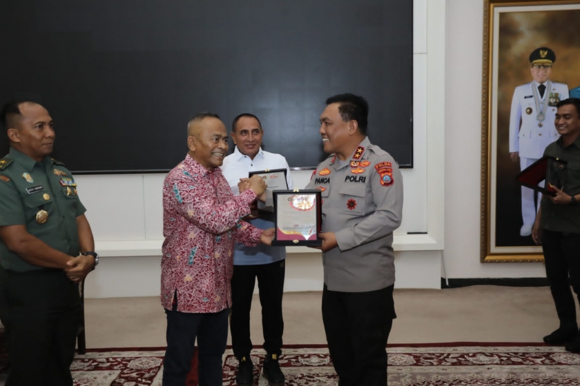 kapolda sumut terima penghargaan atas suksesnya peringatan hari pers nasional 2023 55509