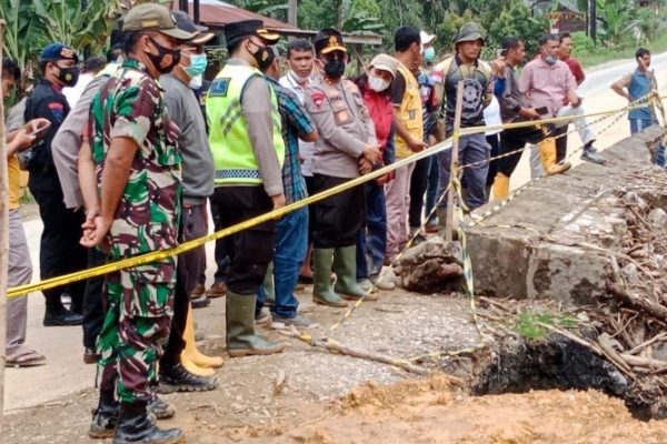 kapolda sumut tinjau lokasi bencana longsor dan banjir bandang di jalinsum toba 49284