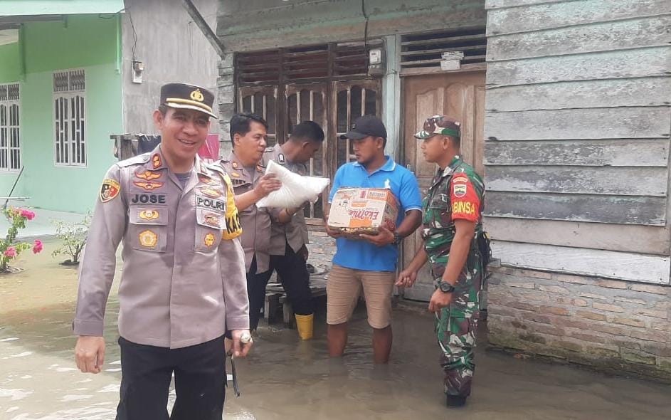 kapolres batu bara serahkan bantuan kepada korban banjir 51298