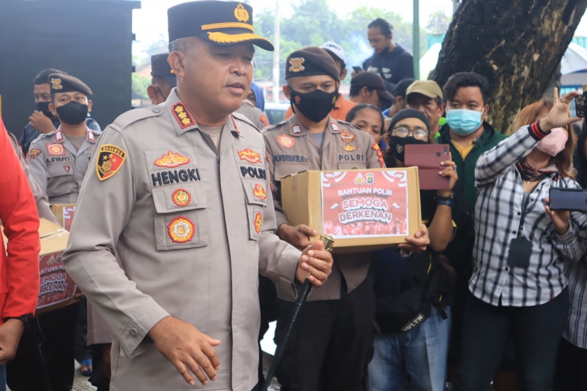 kapolres bekasi kota gandeng bem dan kodim bagikan paket sembako kepada masyarakat 49561