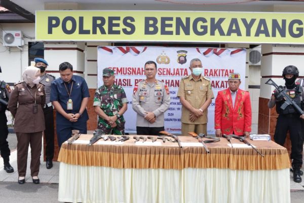 kapolres bengkayang dan forkopimda musnahkan senpi rakitan hasil penyerahan dari masyarakat 50134