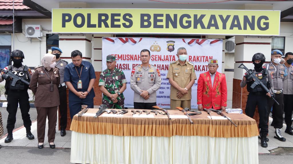 kapolres bengkayang dan forkopimda musnahkan senpi rakitan hasil penyerahan dari masyarakat 50134