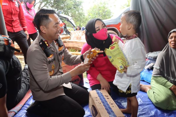kapolres cianjur salurkan logistik kepada korban bencana gempa bumi 51776