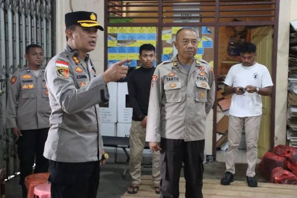 kapolres merauke cek langsung personel dalam pengamanan gudang logistik pemilu 2024 70503