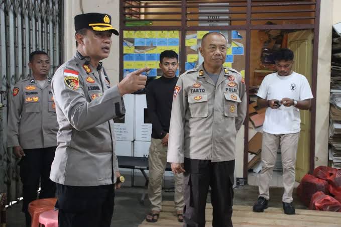 kapolres merauke cek langsung personel dalam pengamanan gudang logistik pemilu 2024 70503