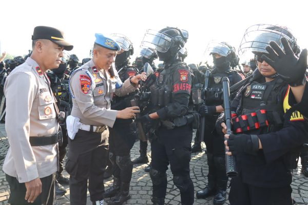 kapolres metro jakarta pusat melarang anggota membawa senjata api maupun sangkur saat pengamanan di mk 72947 1