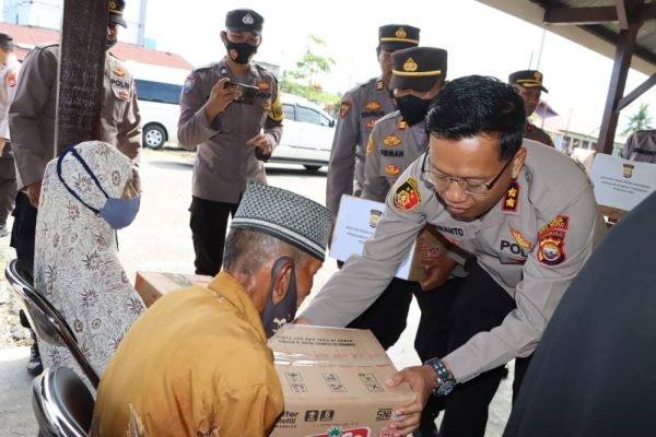 kapolres mukomuko bagi bantuan warga terdampak kenaikan bbm 50009