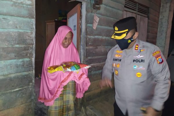 kapolres pelalawan pimpin pembagian bansos sembako 49550
