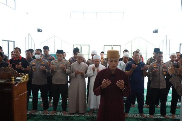 kapolres rokan hulu laksanakan shalat ghaib dan doakan korban gempa cianjur 51847