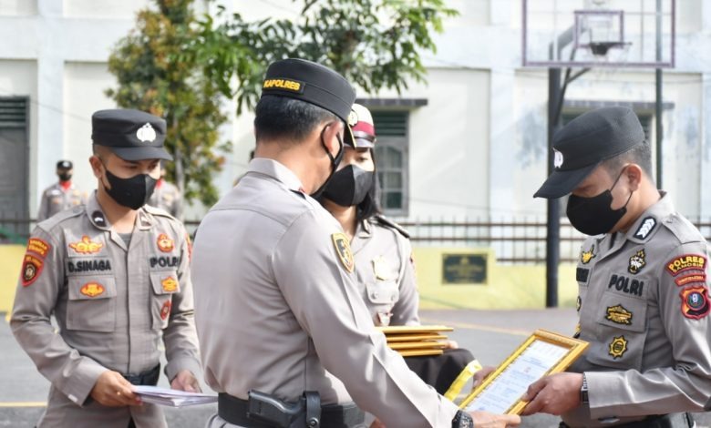 kapolres samosir memberikan penghargaan kepada personil polres samosir yang berprestasi 49528
