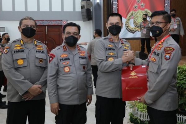 kapolres tapsel terima penghargaan dari kapolda sumut atas capai jumlah pemberitaan terbanyak 49293