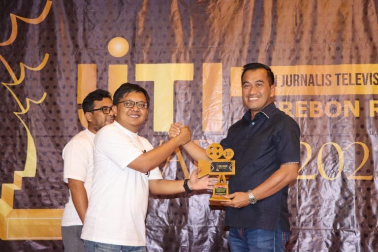kapolresta cirebon terima penghargaan dari ijti cirebon raya award 2022 49275