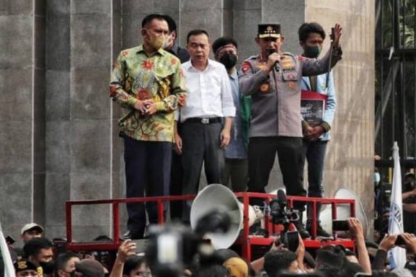 kapolri ada di tengah pendemo 45904